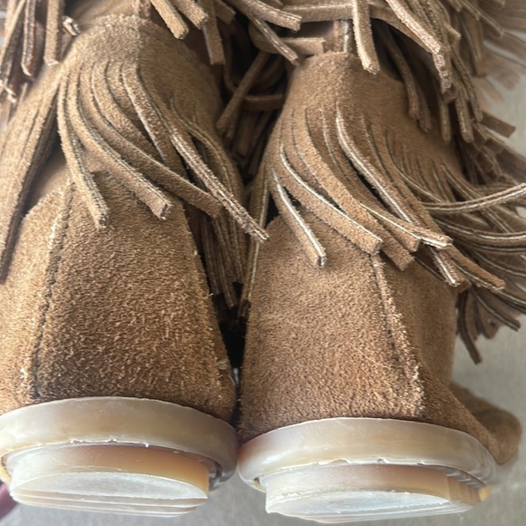 Minnetonka Miles High 5 fringe moccasin boots - Picture 8 of 10